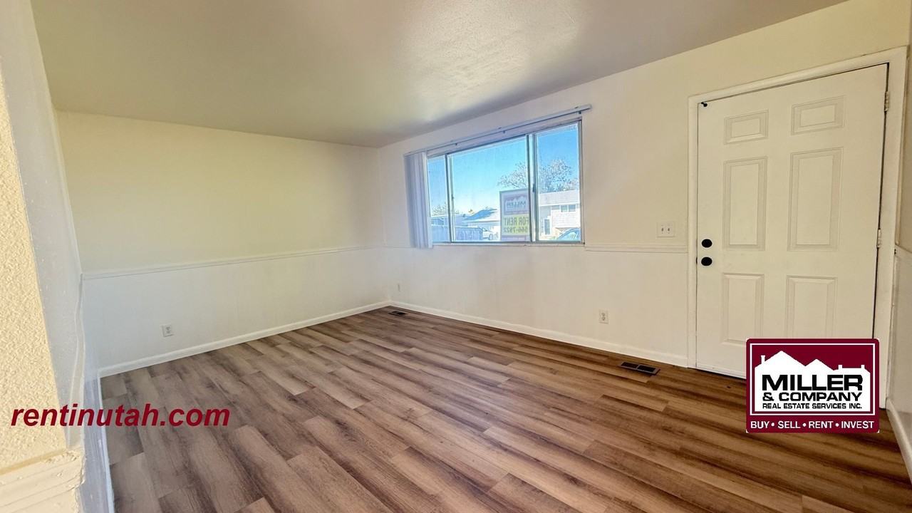 6823 W Crest St - Photo 2 of 11