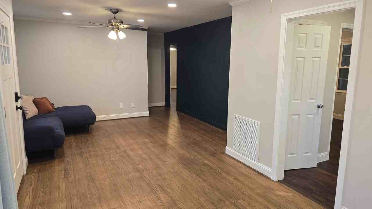 3913 Margrave Rd - Photo 3 of 33