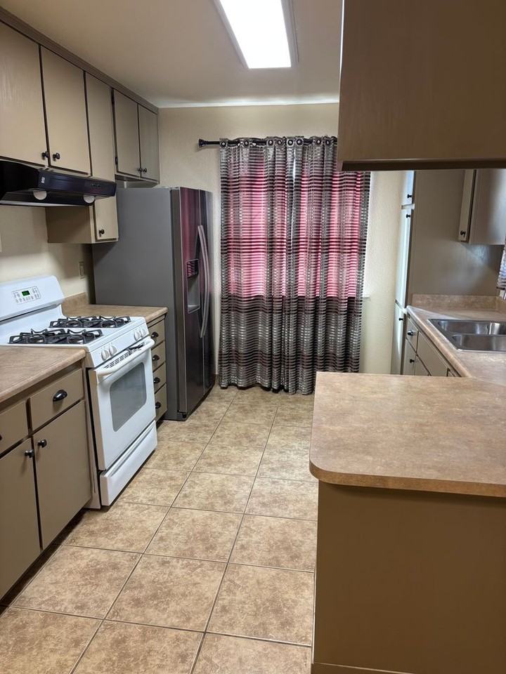 2745 Deanne St - Photo 2 of 12