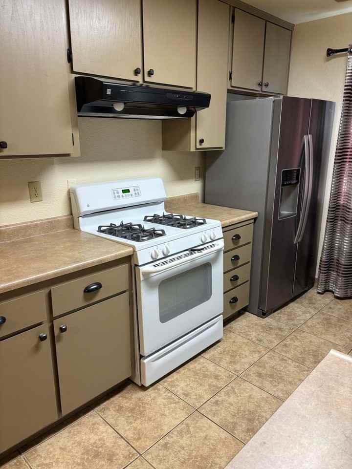 2745 Deanne St - Photo 3 of 12