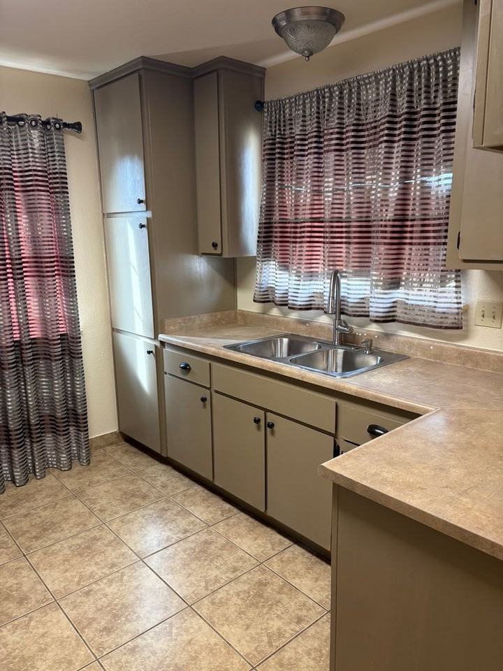 2745 Deanne St - Photo 4 of 12