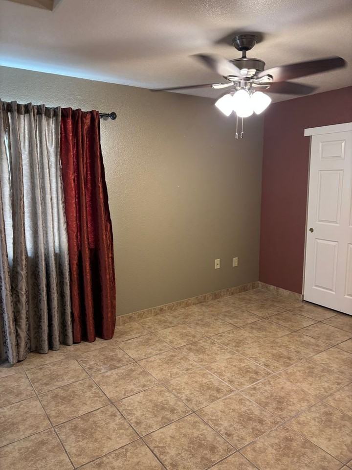 2745 Deanne St - Photo 5 of 12