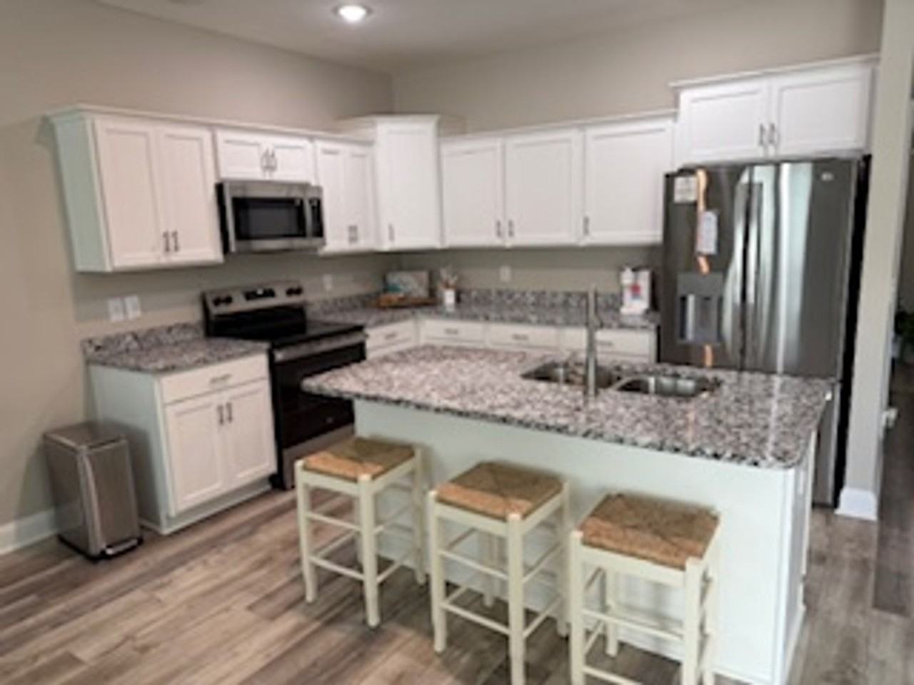 136 Coastline Cir - Photo 3 of 17