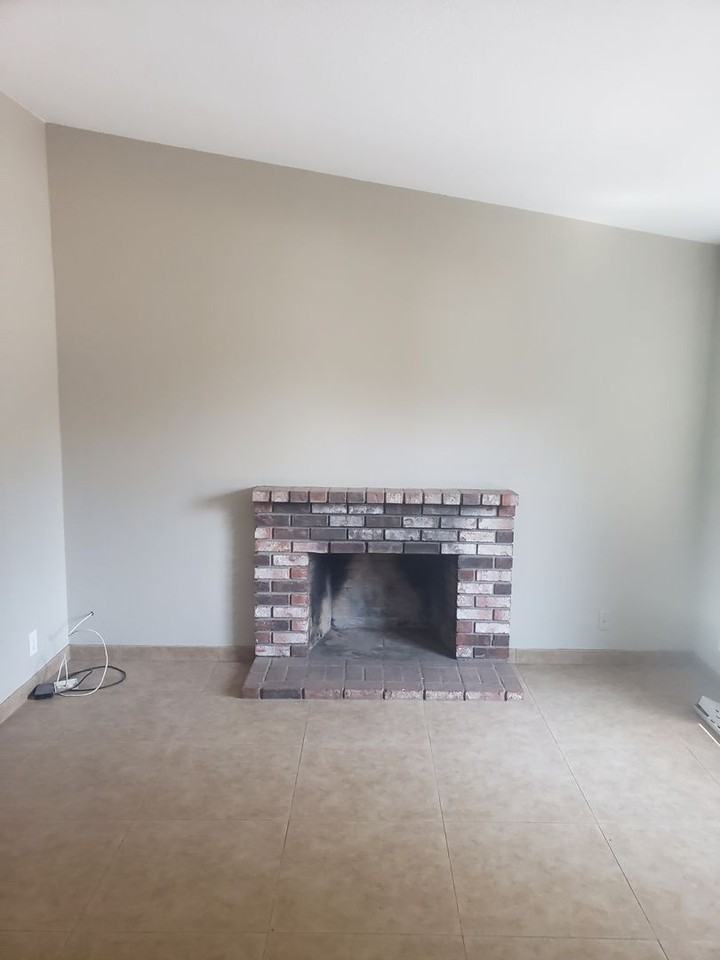 340 Colonial Cir - Photo 2 of 10