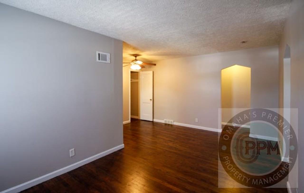 2119 Monroe St - Photo 5 of 17