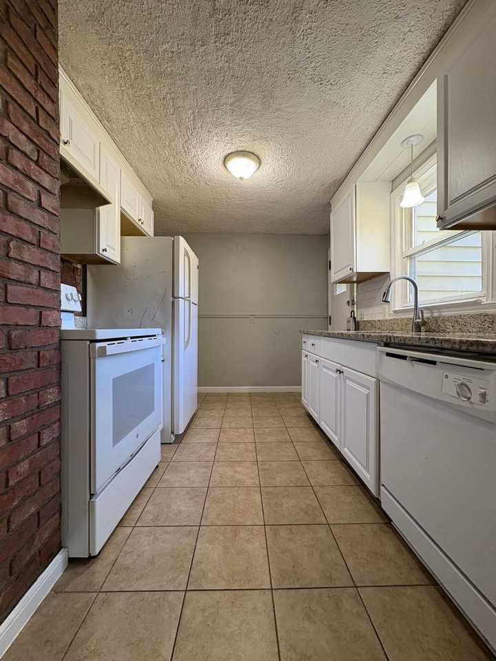 600 Wadsworth St - Photo 4 of 19