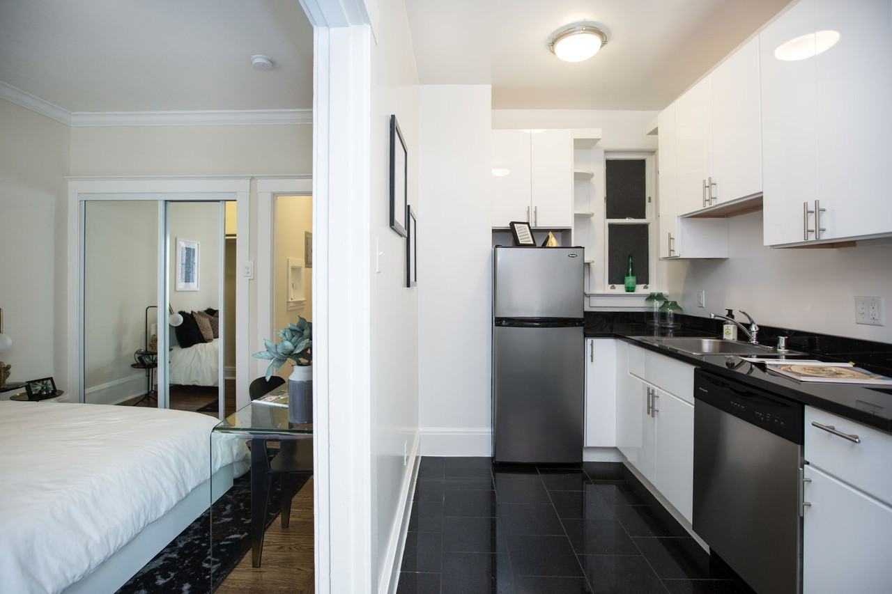 1030 Larkin - Photo 3 of 34