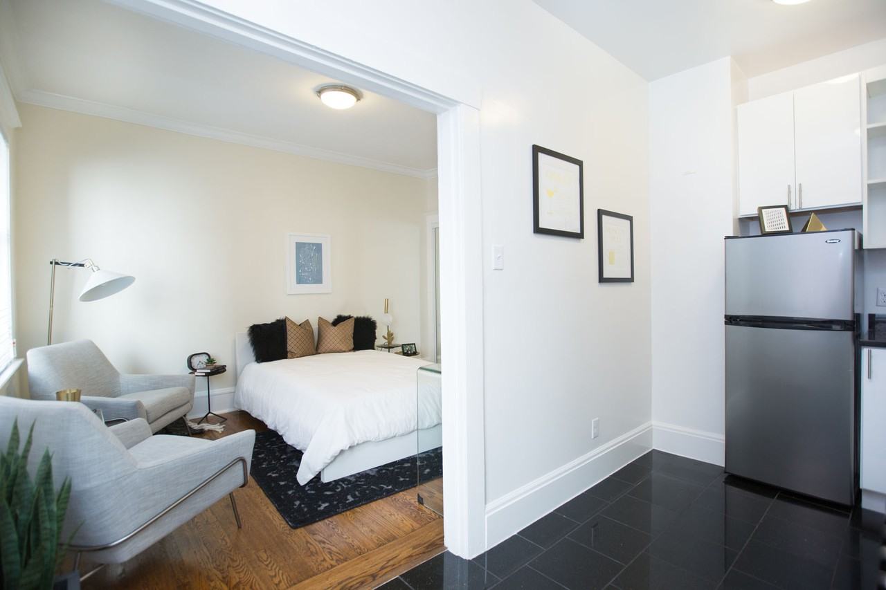 1030 Larkin - Photo 6 of 34