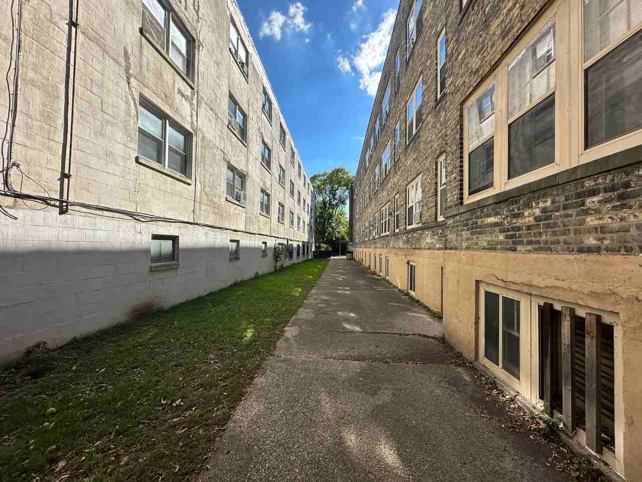 1026 E Lyon St - Photo 2 of 5