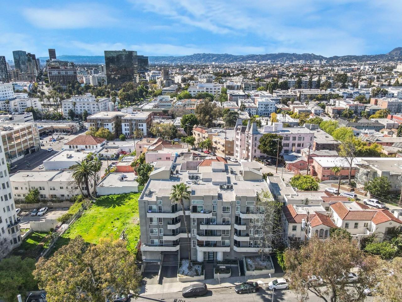 511 Carondelet Apartments - Photo 2 of 18