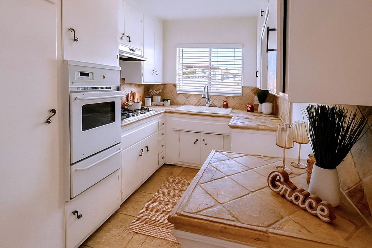 MUST SEE! - 2 weeks free! - Photo 2 of 11