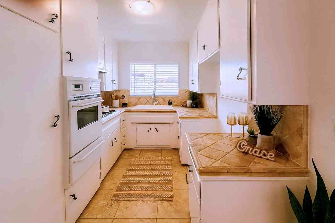 MUST SEE! - 2 weeks free! - Photo 3 of 11