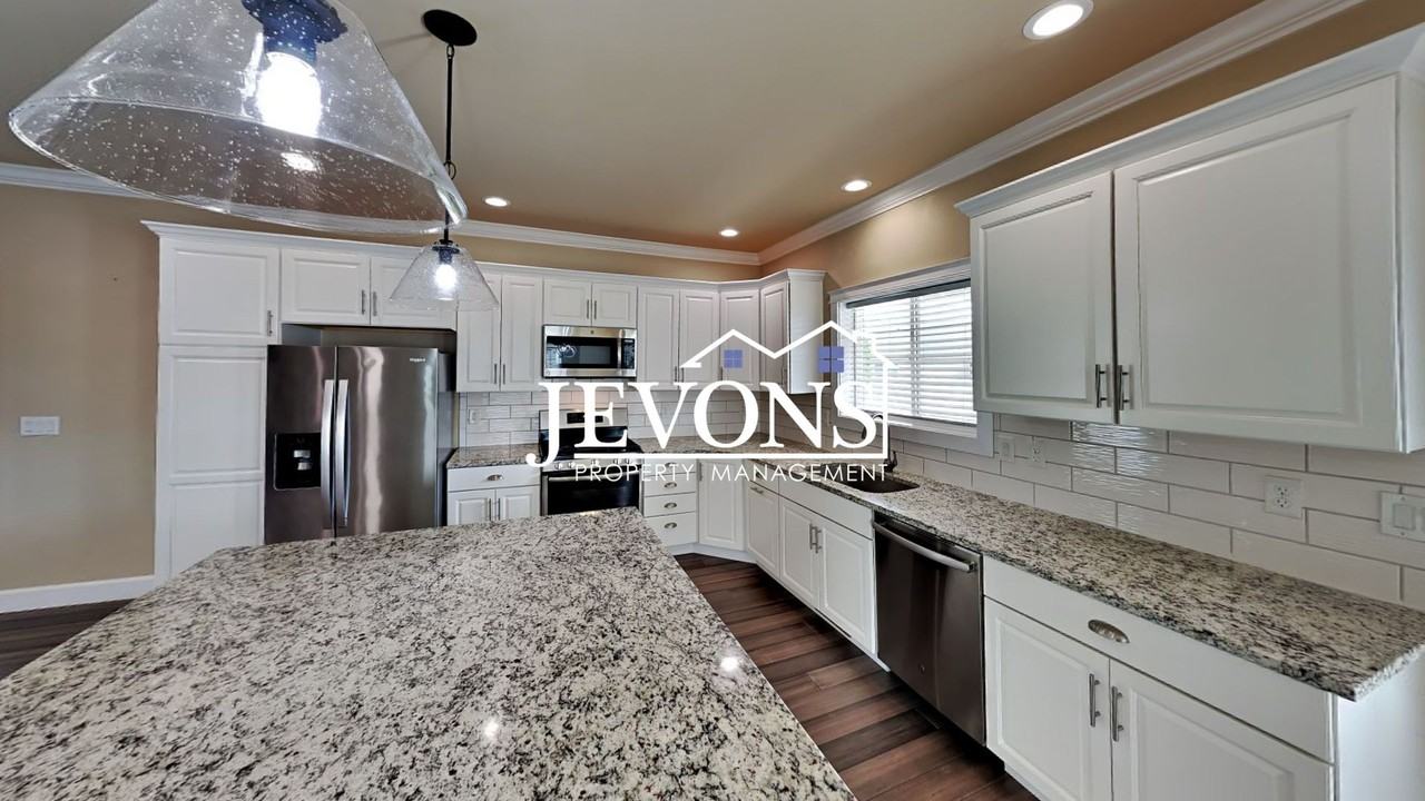 1005 Sawyer Pl - Photo 3 of 50