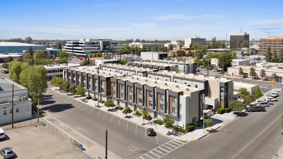 1001 18th St - Photo 2 of 49