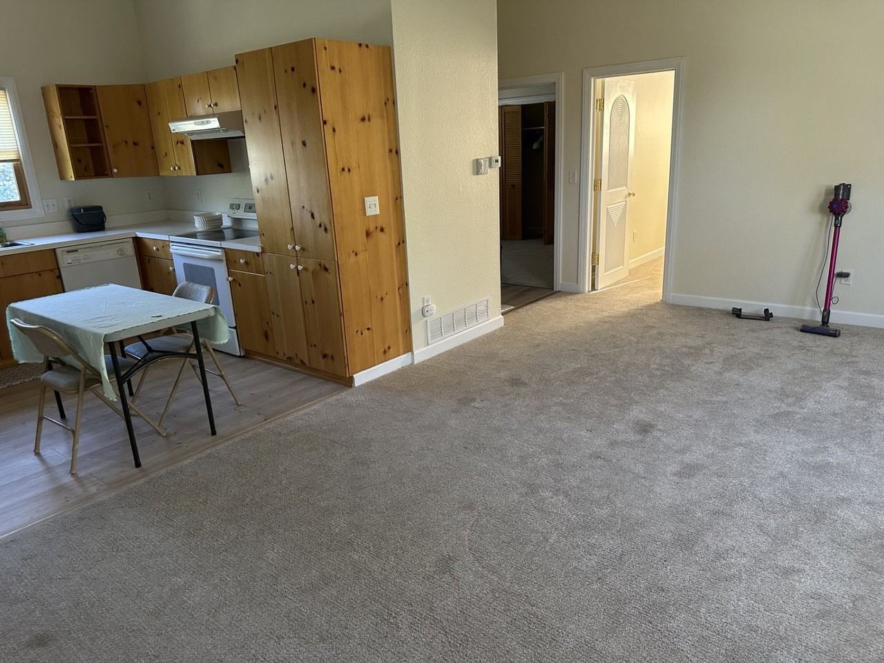 1381 Washburn St - Photo 2 of 12