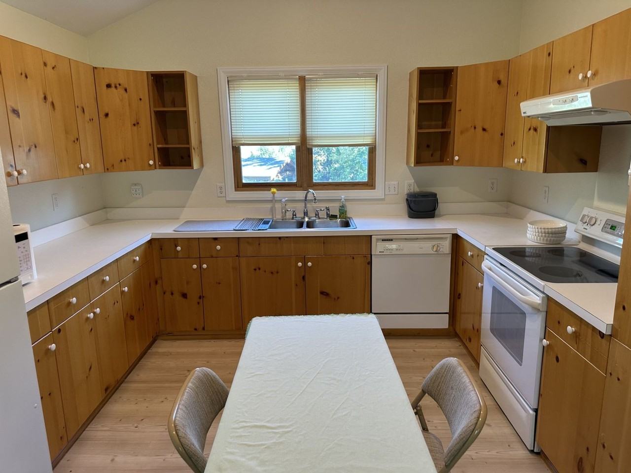 1381 Washburn St - Photo 4 of 12