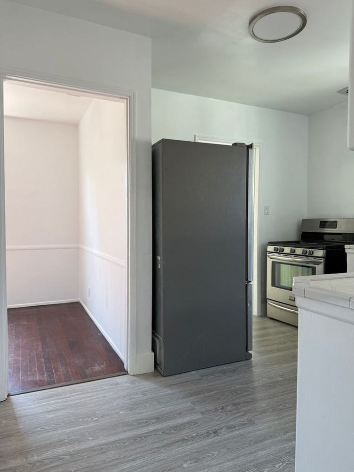 7035 Stansbury Avenue - Photo 6 of 11