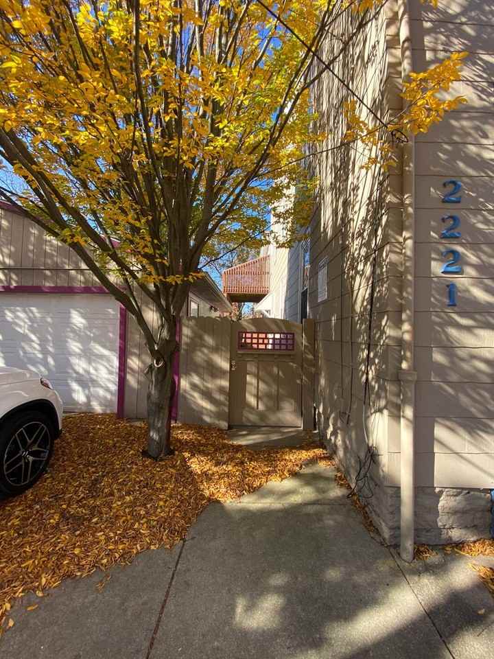2221 Victor St - Photo 3 of 40