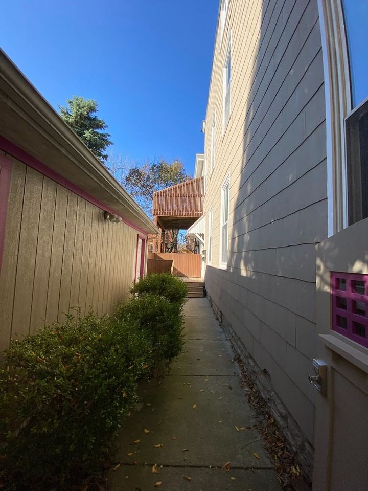 2221 Victor St - Photo 4 of 40