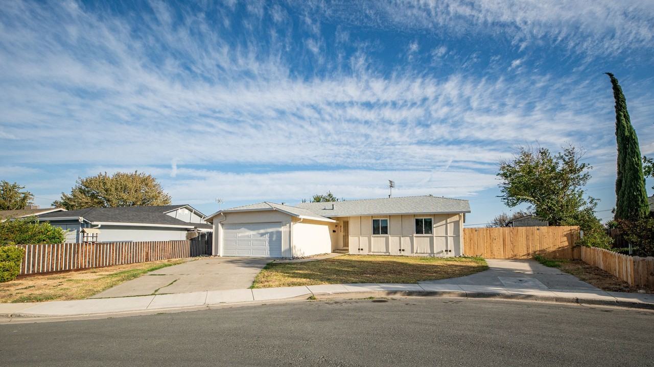 265 Yosemite Dr - Photo 2 of 31