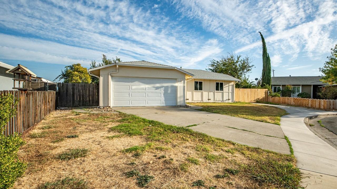 265 Yosemite Dr - Photo 3 of 31