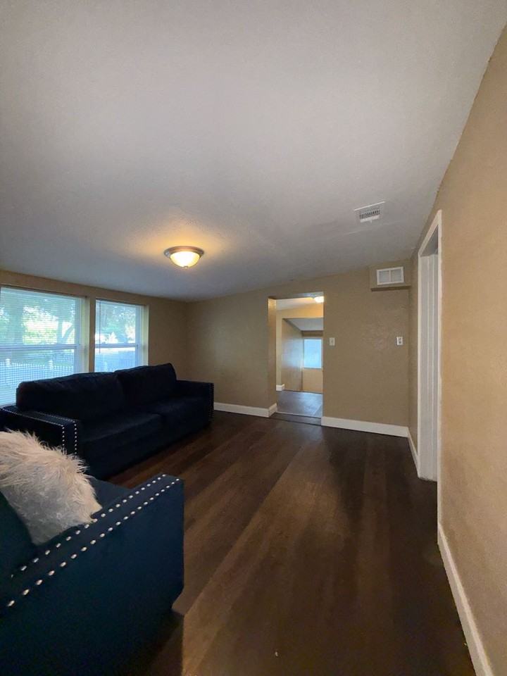 1640 Salem Drive - Photo 5 of 17