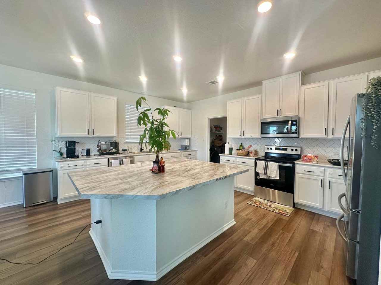 123 Adeline Dr - Photo 2 of 24