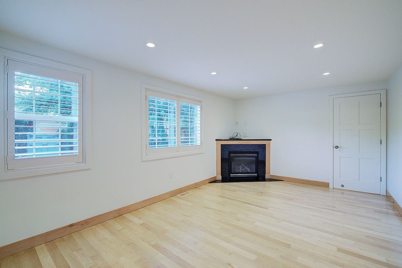 4162 West Mercer Way - Photo 3 of 38