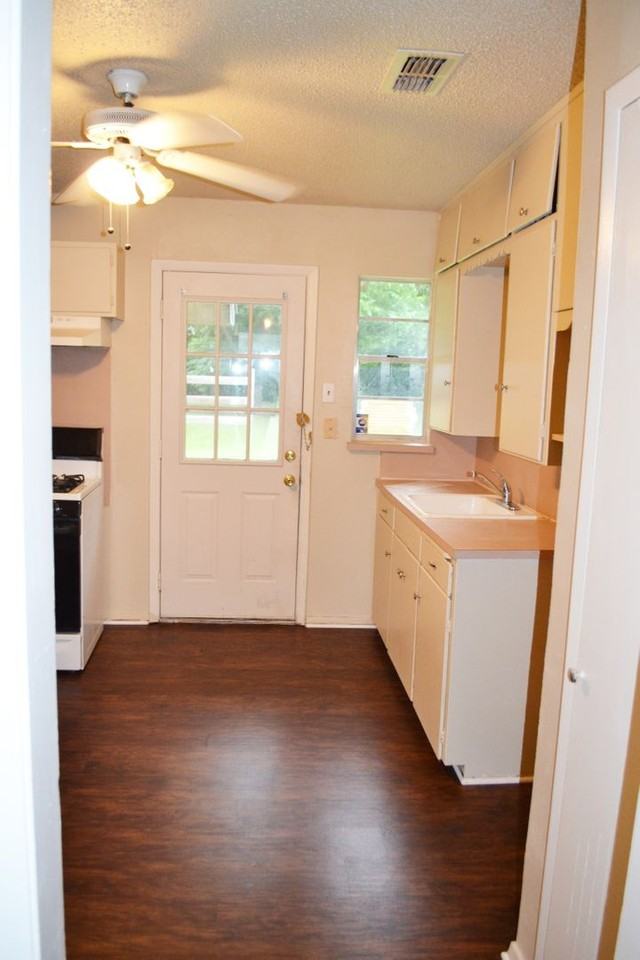 1609 Wayne St - Photo 3 of 11