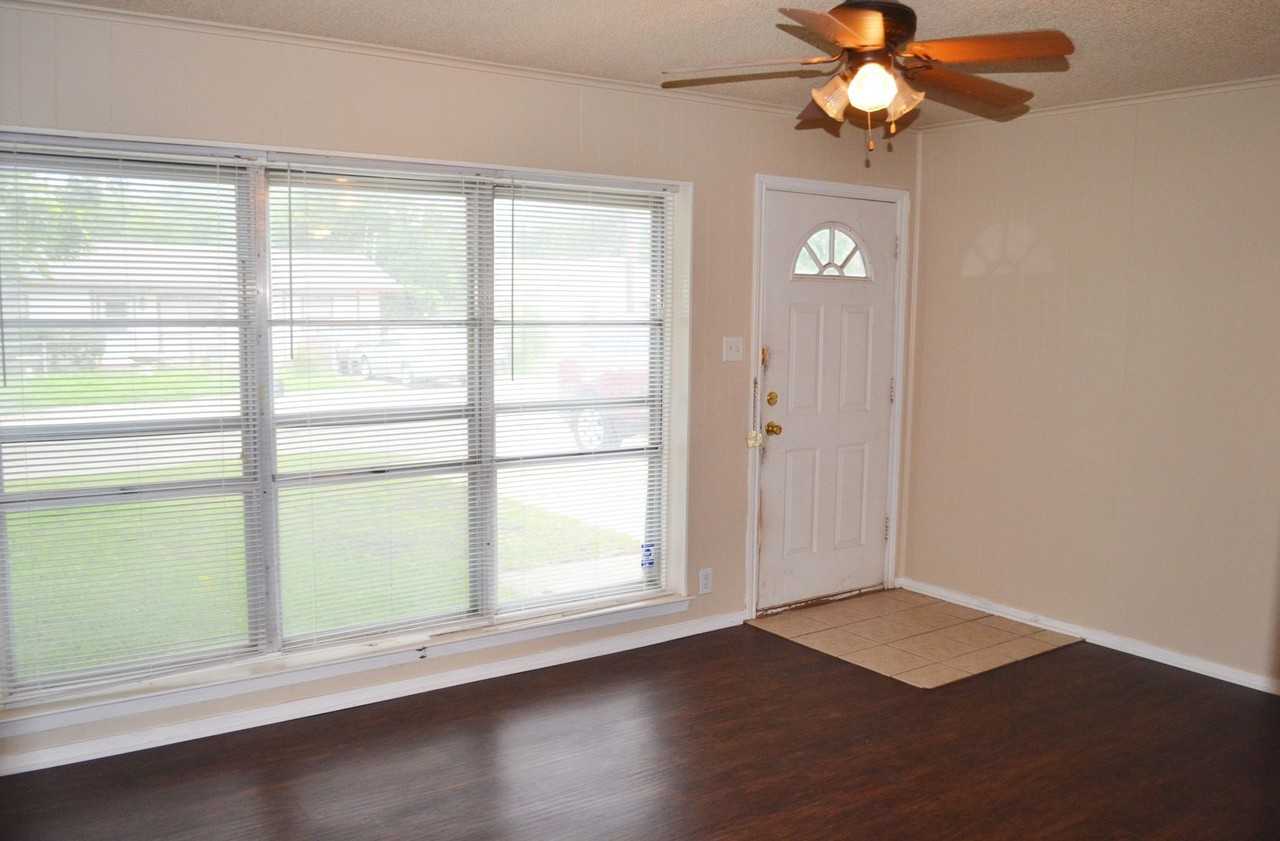 1609 Wayne St - Photo 4 of 11