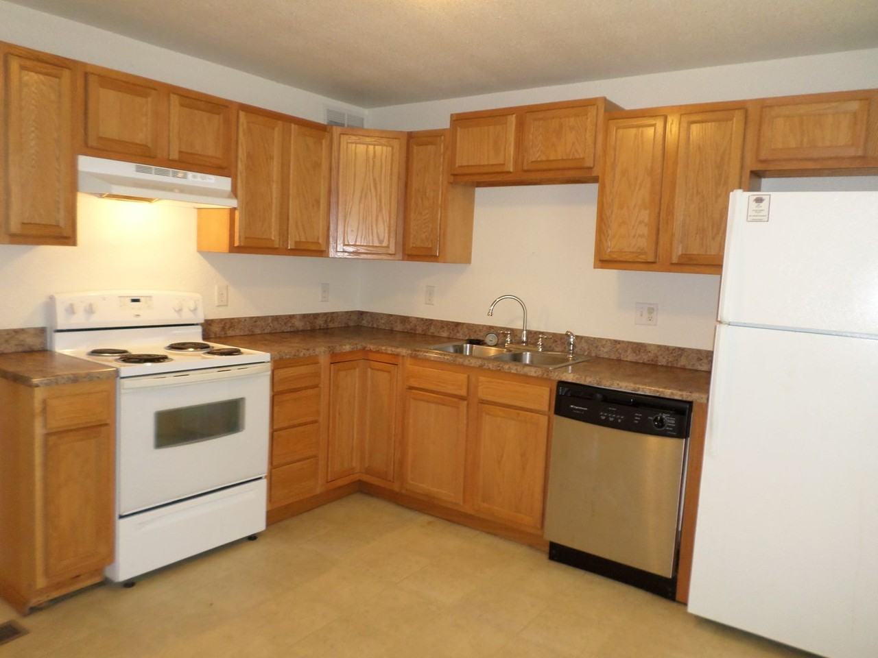 715 Laramie St - Photo 5 of 23