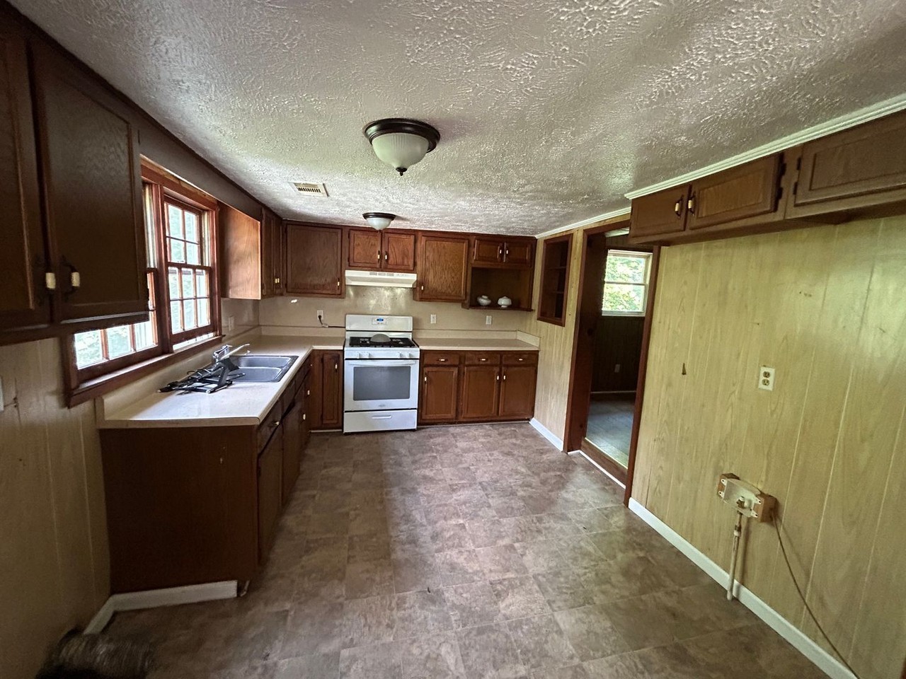 201 Herring Rd - Photo 4 of 9