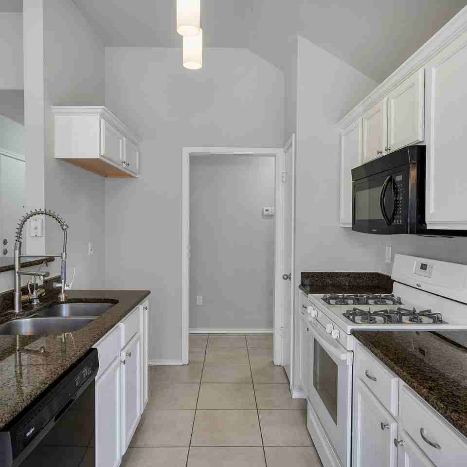 1506 Cindy Ct - Photo 3 of 16