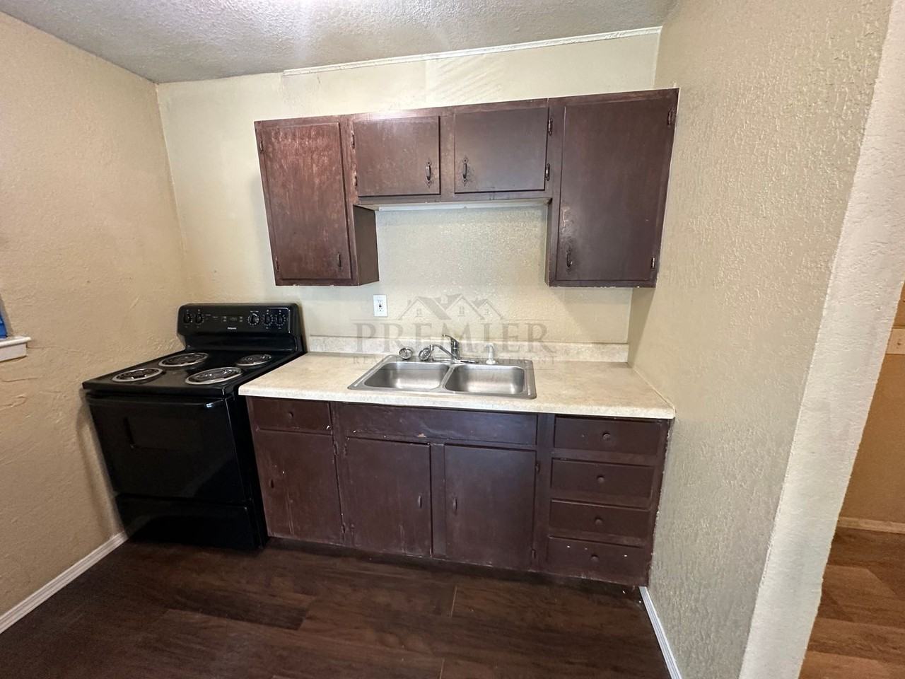 4818 Woodend Ave - Photo 5 of 15