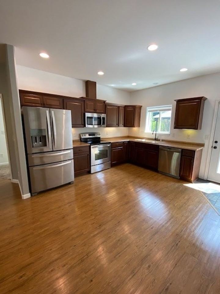 1801 Ne 16th St - Photo 3 of 19