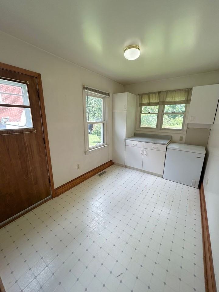 108 Broce Dr - Photo 4 of 8