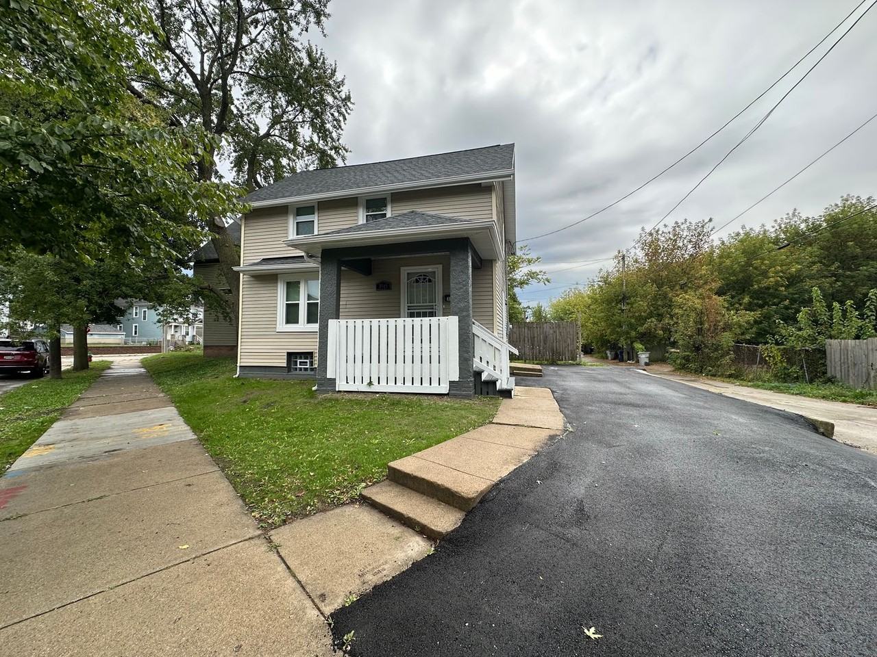 3515 W Sarnow St - Photo 2 of 26