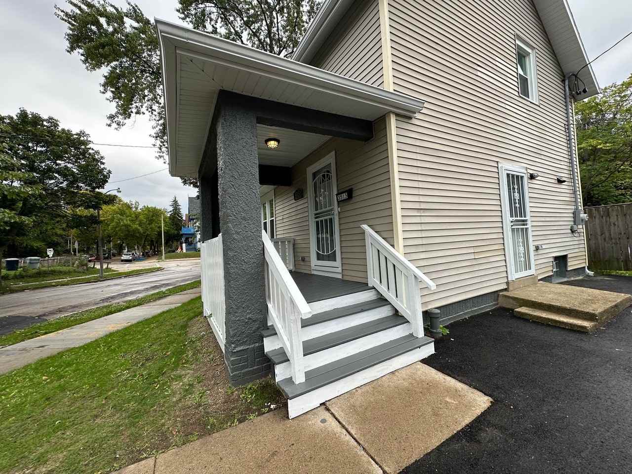 3515 W Sarnow St - Photo 3 of 26