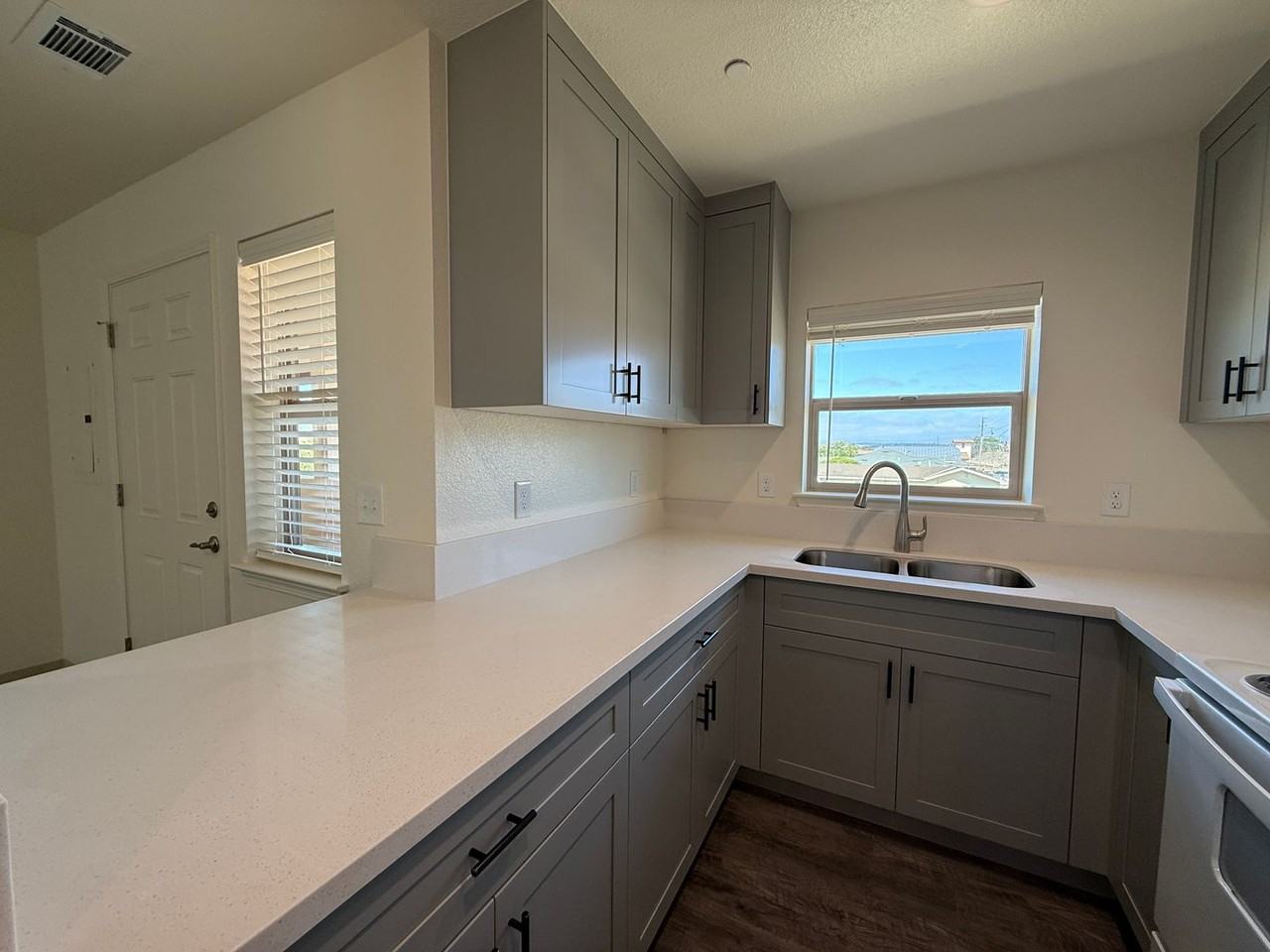 849 Pioneer St #205 - Photo 7 of 17