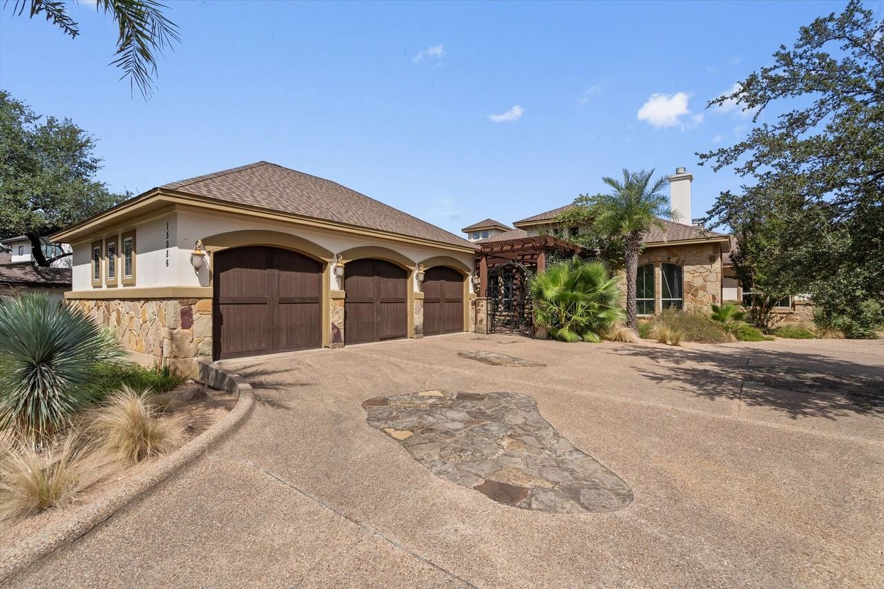 15086 Barrie Dr - Photo 3 of 50