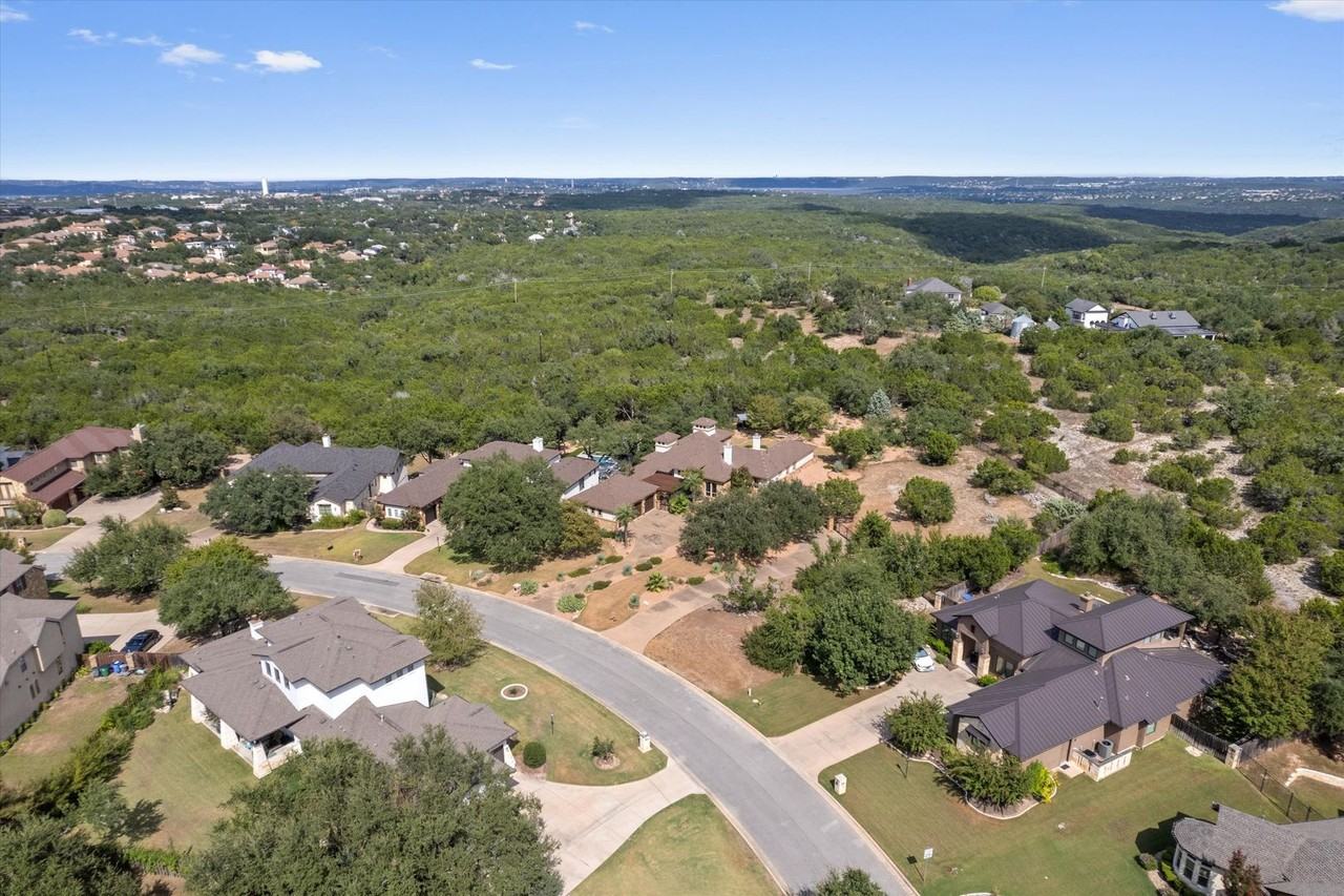 15086 Barrie Dr - Photo 4 of 50