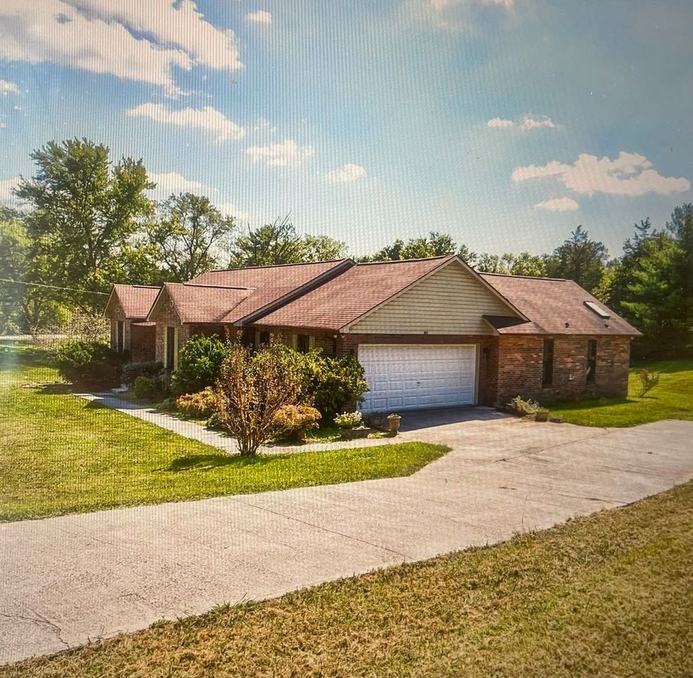 125 Foothills Cir - Photo 3 of 32