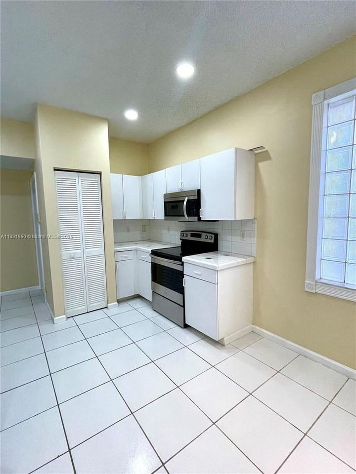 160 Nw 97th Ter - Photo 2 of 30