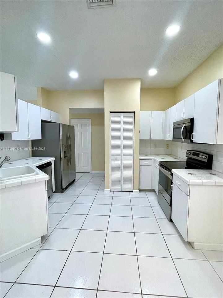 160 Nw 97th Ter - Photo 3 of 30