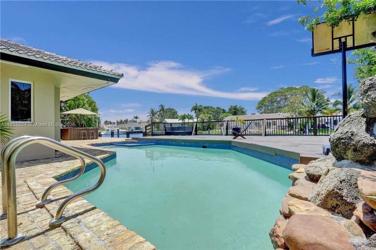 3100 Ne 56th Ct - Photo 2 of 30