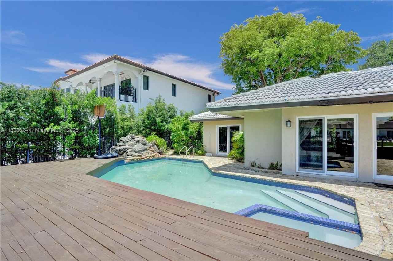 3100 Ne 56th Ct - Photo 3 of 30