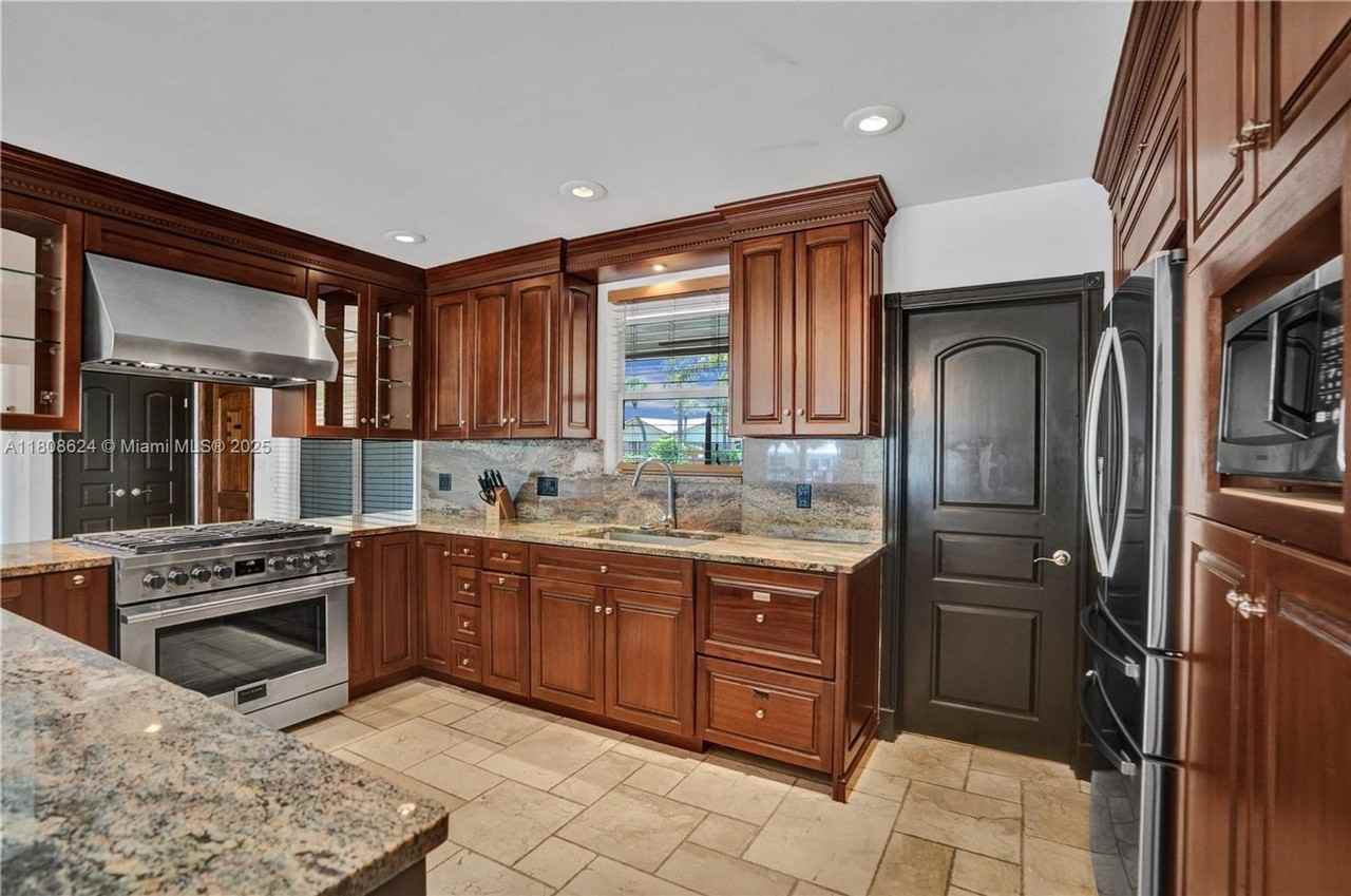 3100 Ne 56th Ct - Photo 6 of 30