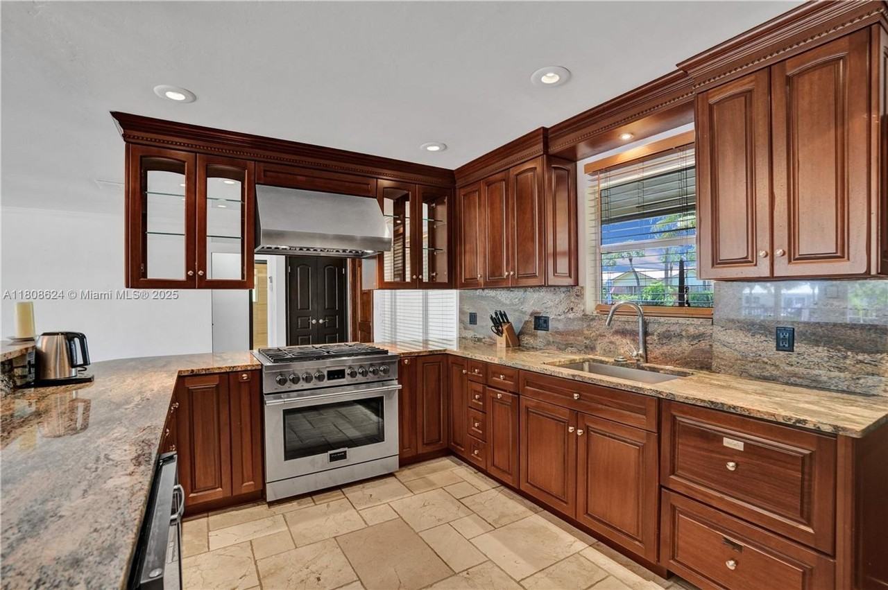 3100 Ne 56th Ct - Photo 7 of 30