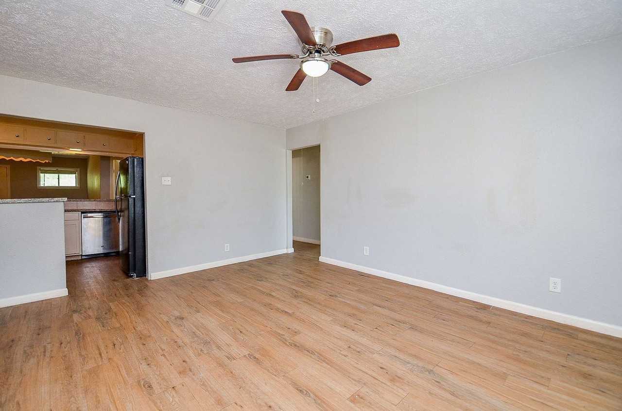 5405 Southlea St - Photo 7 of 32