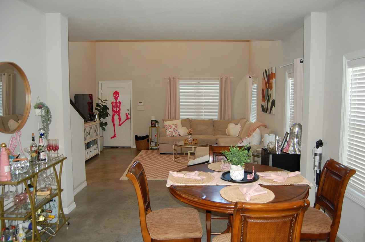 3102 Green St - Photo 4 of 25